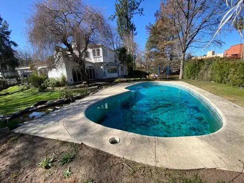 Casa 10 ambientes con 3 baños