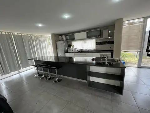 Casa en Alquiler con 1 cochera
