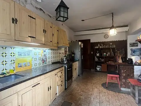 Casa 8 ambientes con 4 baños