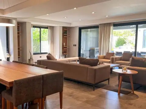Casa en Venta con 3 cocheras