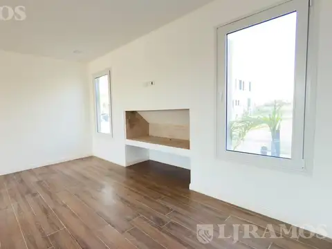 Casa en Alquiler con 4 cocheras