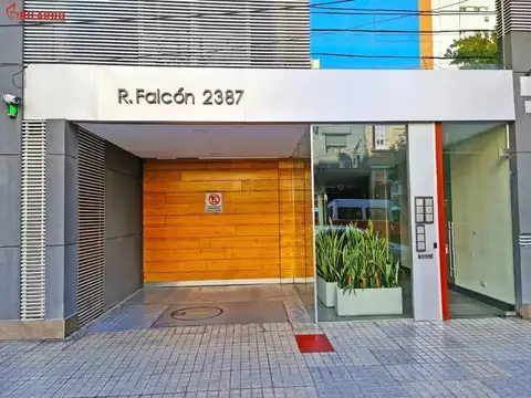 VENTA DE COCHERA EN EDIFICIO DOBLE FRENTE FLORES