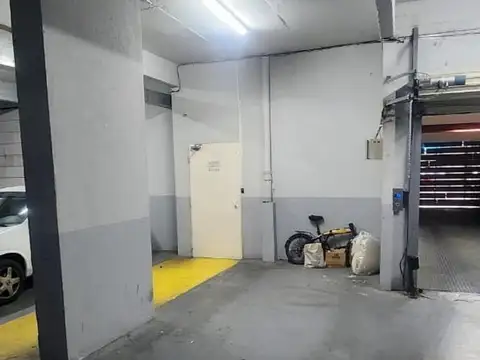 VENTA DE COCHERA EN EDIFICIO DOBLE FRENTE FLORES