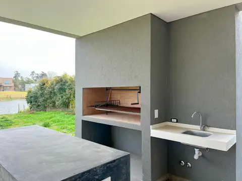 Casa 5 ambientes con 3 baños