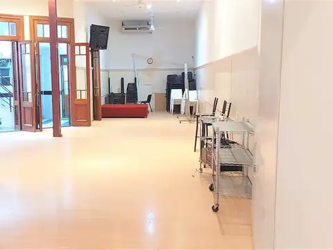 Oficina 8 ambientes con 5 baños