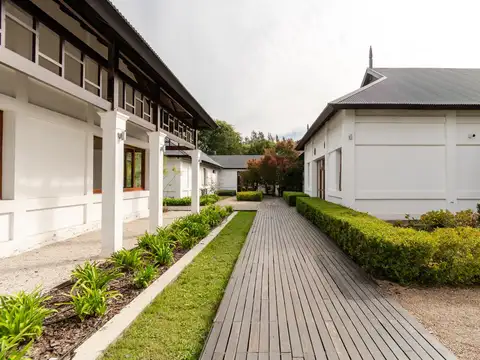 Lote en venta al agua en Albanueva, son 1235m2 en Barrio Náutico con excelente ubicación.