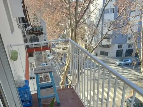 2 Ambientes al frente con balcon al este