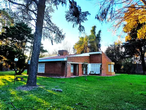 Venta casa en Funes con gran parque y pileta, zona Garita 15