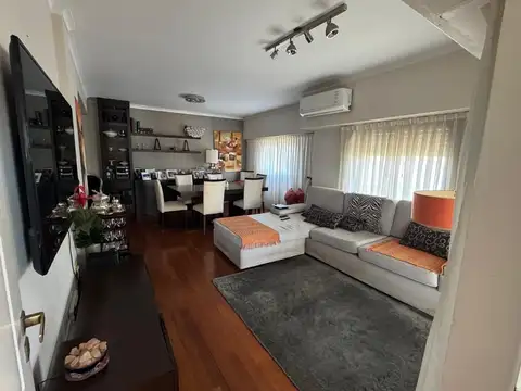 PISO EN VENTA SOBRE BV Y NECOCHEA! CON 2 COCHERAS!