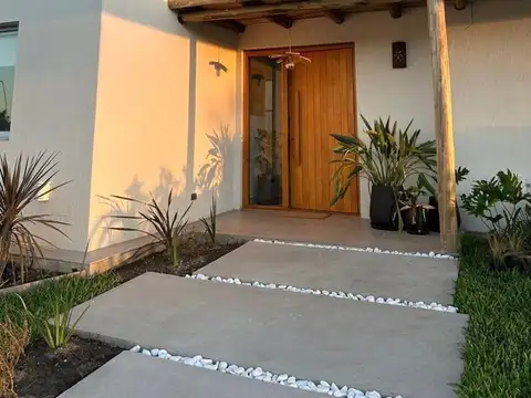 Casa en Alquiler con 1 cochera