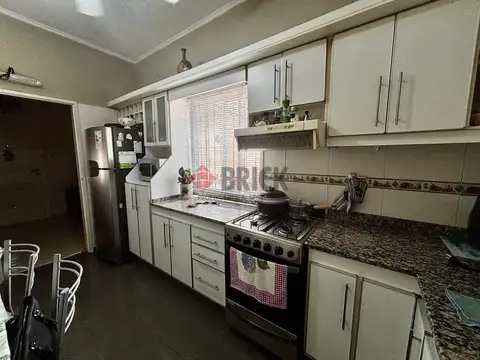 Casa 7 ambientes con 2 baños