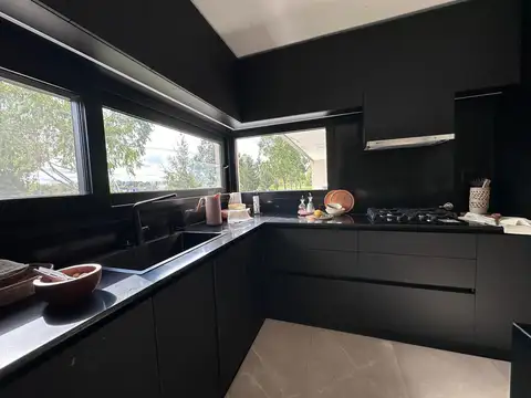 Casa 6 ambientes con 2 baños