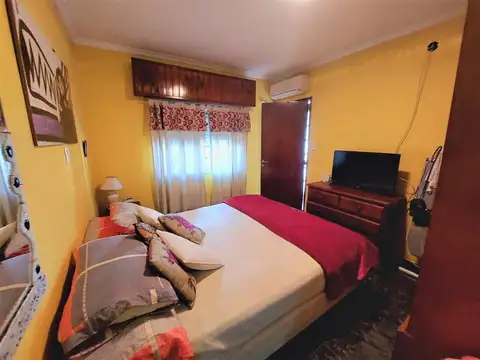 Pje Hutchinson, (Seguí y Francia) dos casas, patio, cochera.