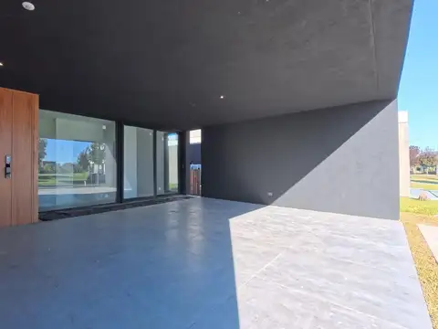 Casa en Alquiler con 4 cocheras