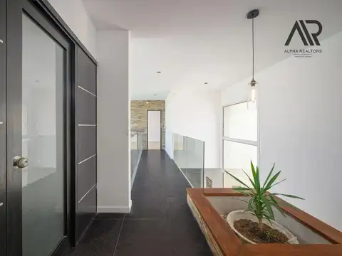 Casa en Alquiler con 3 cocheras