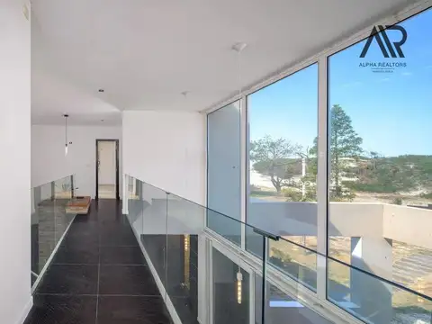 Casa 5 ambientes con 4 baños