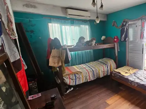 Casa de 7 ambientes + garage, en Liniers Residencial