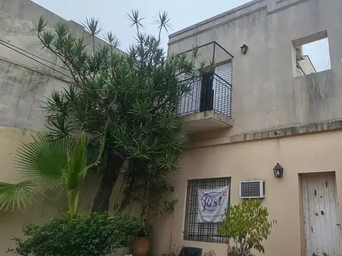 Casa de 7 ambientes + garage, en Liniers Residencial