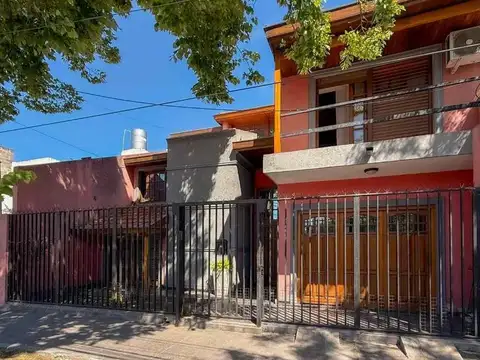 VENTA CASA FLORENCIO VARELA CENTRO con JARDIN