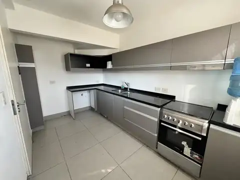 Casa en Alquiler con 2 cocheras
