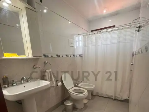 Casa en venta de 3 ambientes ubicada en un entorno tranquilo de Berisso 150 entr