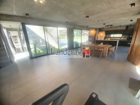 Casa en Venta con 3 cocheras