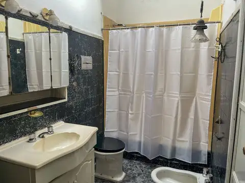 Casa 10 ambientes con 3 baños