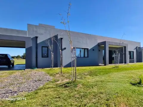 Casa en Chacras de la Trinidad 1.1ha | Piscina | 300 m2