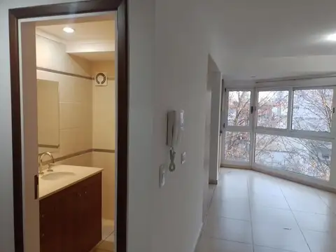Semipiso 2 ambientes a la calle - Bolívar 2700