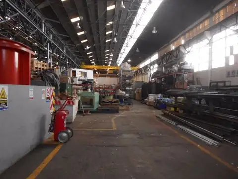 EXCELENTE LOCAL INDUSTRIAL / INGRESO POR 3 CALLES / OFIC.  