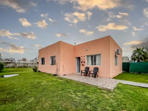 VENTA | PERMUTA - Casa dos dormitorios, y jardín - Funes City, Funes.
