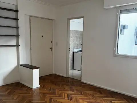 2 ambientes interno. Luminoso. Cocina independiente. Aire acondicionado.