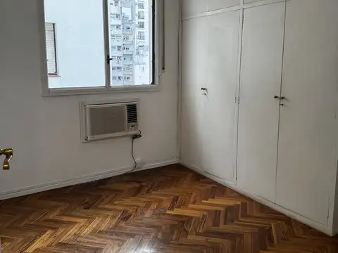 2 ambientes interno. Luminoso. Cocina independiente. Aire acondicionado.