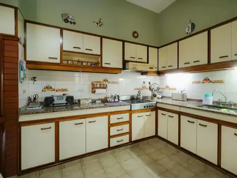 Casa 4 ambientes con 2 baños