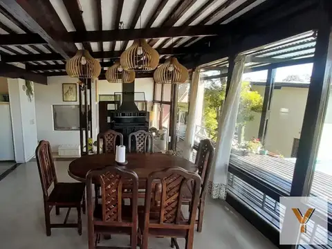 Casa 6 ambientes con 2 baños