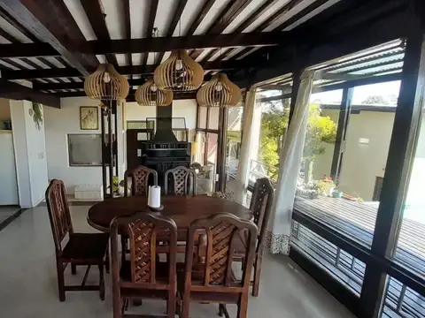 Casa 6 ambientes con 2 baños