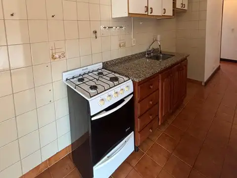 Monoambiente en castelar norte . ( por escalera)