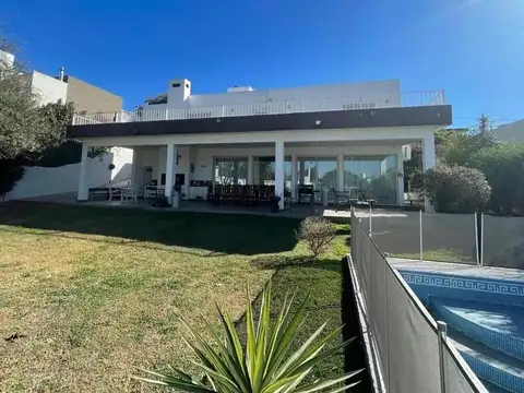 CASA EN VENTA DE CATEGORIA DE 4 DORM LOS CAROLINOS
