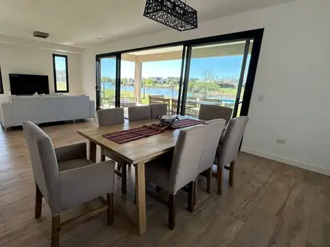 Casa en Alquiler con 4 cocheras
