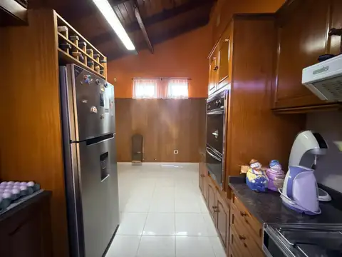 Casa 7 ambientes con 2 baños