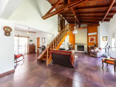 VENTA CASA 4 AMBIENTES  CON PILETA  TORTUGUITAS