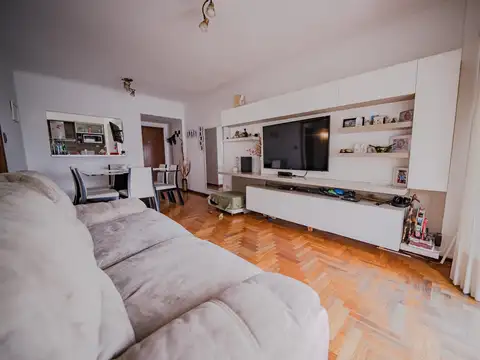 Excelente departamento de 4 ambientes   dependecia. Flores Norte