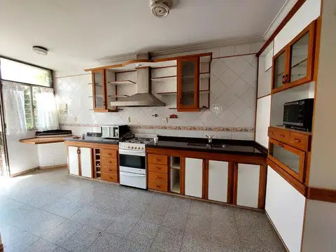 Casa 9 ambientes con 3 baños