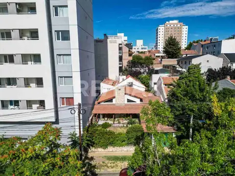 Casa 8 ambientes con 2 baños