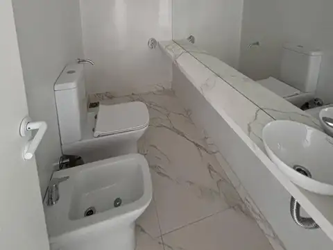 Departamento 8 ambientes con 4 baños