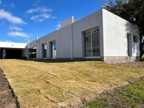 Casa 6 ambientes con 2 baños