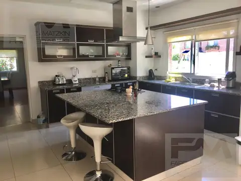 Casa 5 ambientes con 4 baños