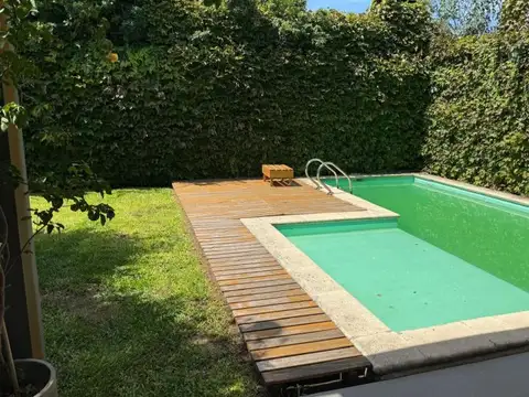 Preciosa casa de 1 dormitorio, con jardin, pileta y amplio garaje