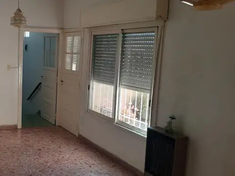 Venta PH 4 ambientes en Villa Adelina con patio sin expensas