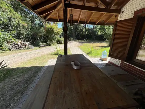 Casa con pileta y parque arbolado